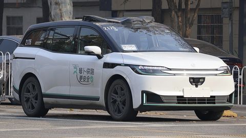 一辆萝卜快跑RT6无人车行驶在武汉和平大道上