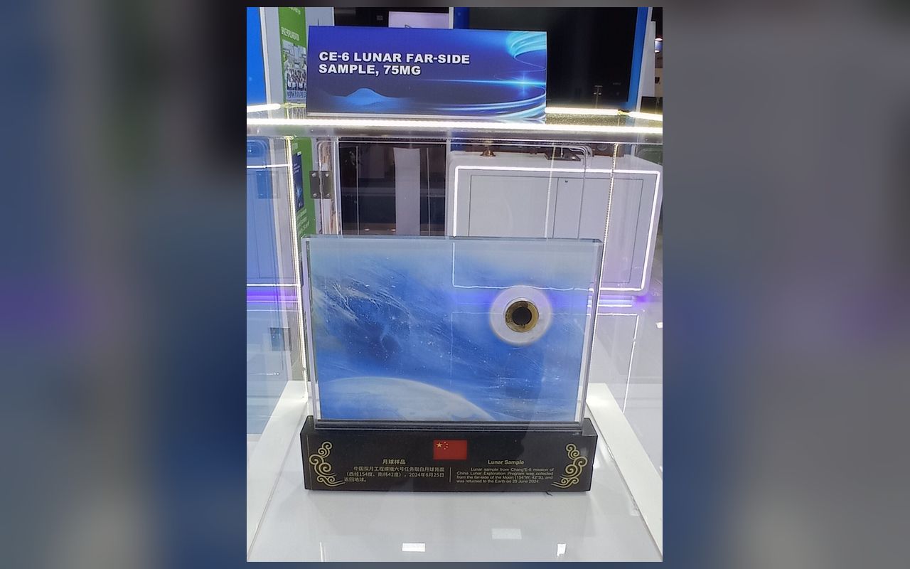 一份75毫克的嫦娥六号月背样品在玻璃展柜中展出