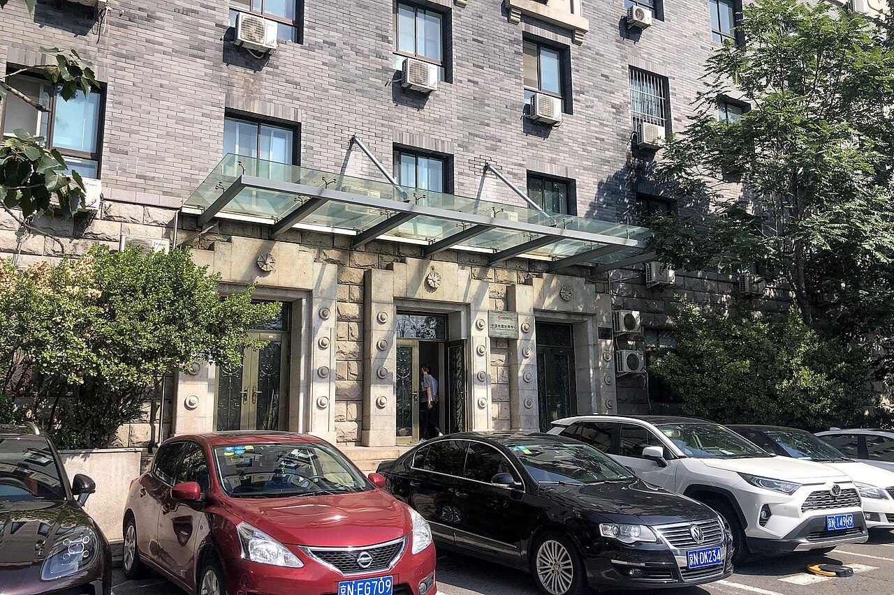 北京三里河路上一座灰色砖砌办公楼的入口，此处为中国地震台网中心所在地