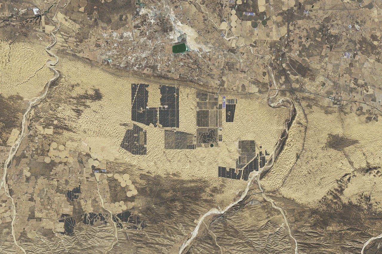 2024年12月陆地卫星拍摄的内蒙古库布齐沙漠光伏板阵列