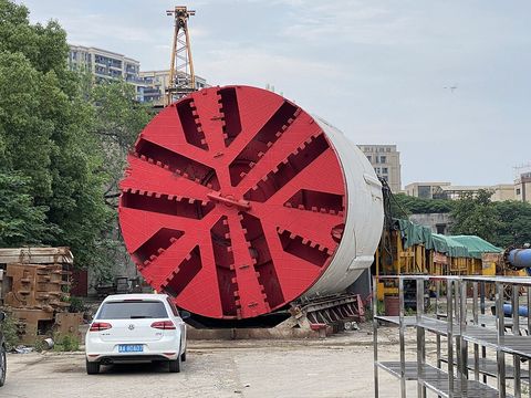 杭州一处施工场地上停放的大型盾构机红色刀盘