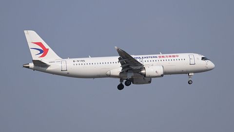 一架东航中国商飞C919客机正对上海虹桥机场进行最后进近