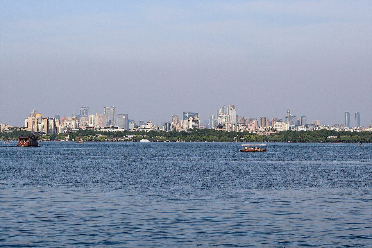 从西湖对岸眺望杭州天际线