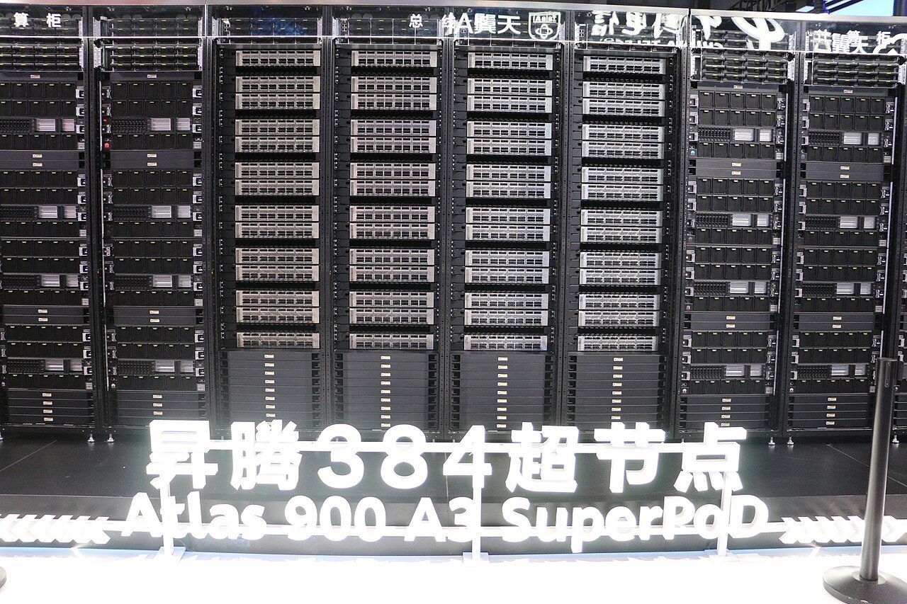 2025年世界人工智能大会上海展会展出的华为Atlas 900 A3超节点服务器机柜