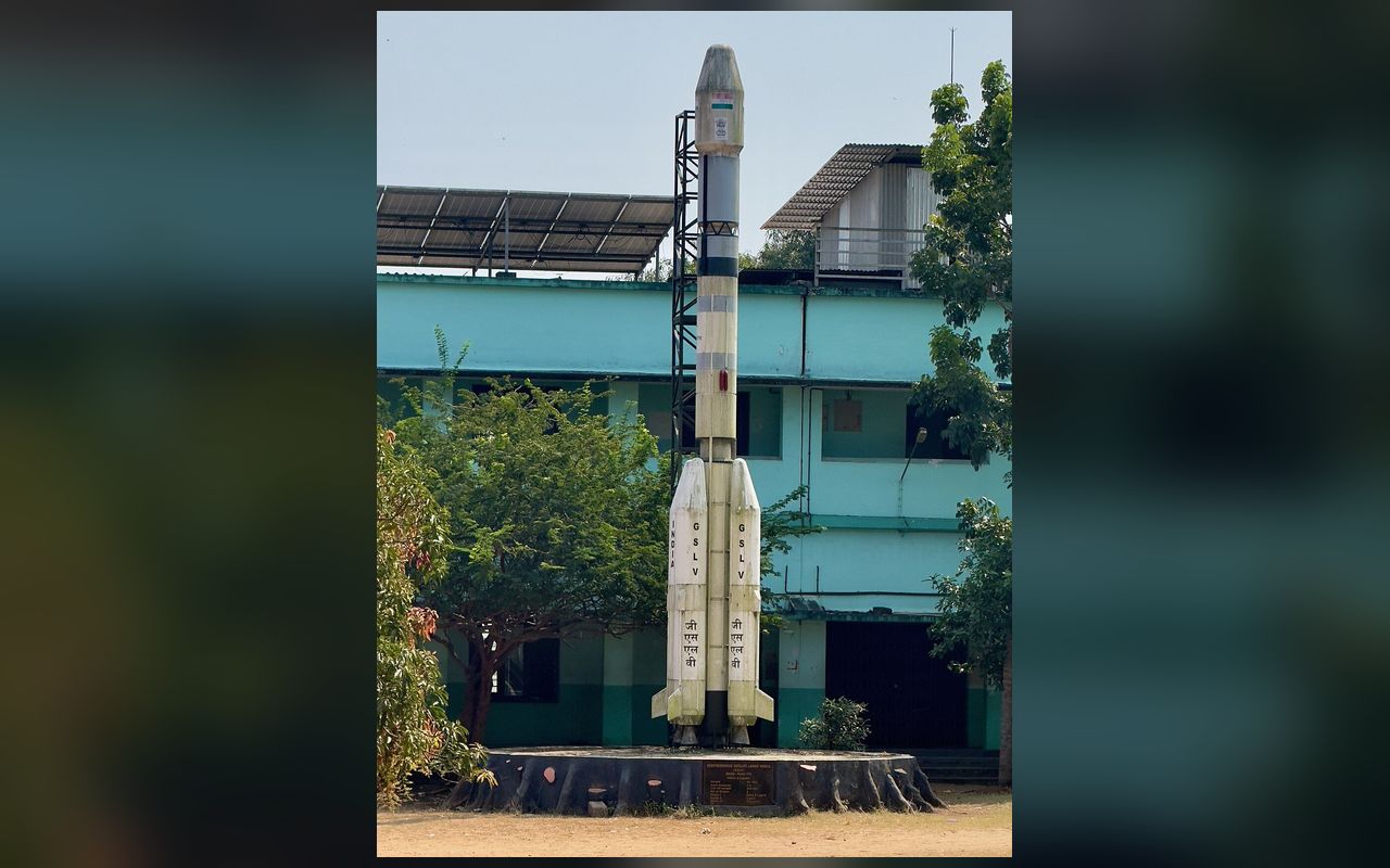 印度GSLV火箭模型陈列在一栋建筑前