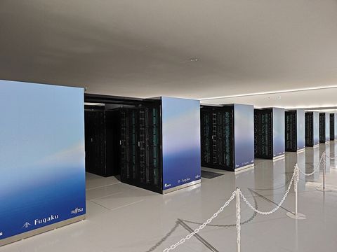 理化学研究所计算科学中心内成排的富岳超级计算机机柜
