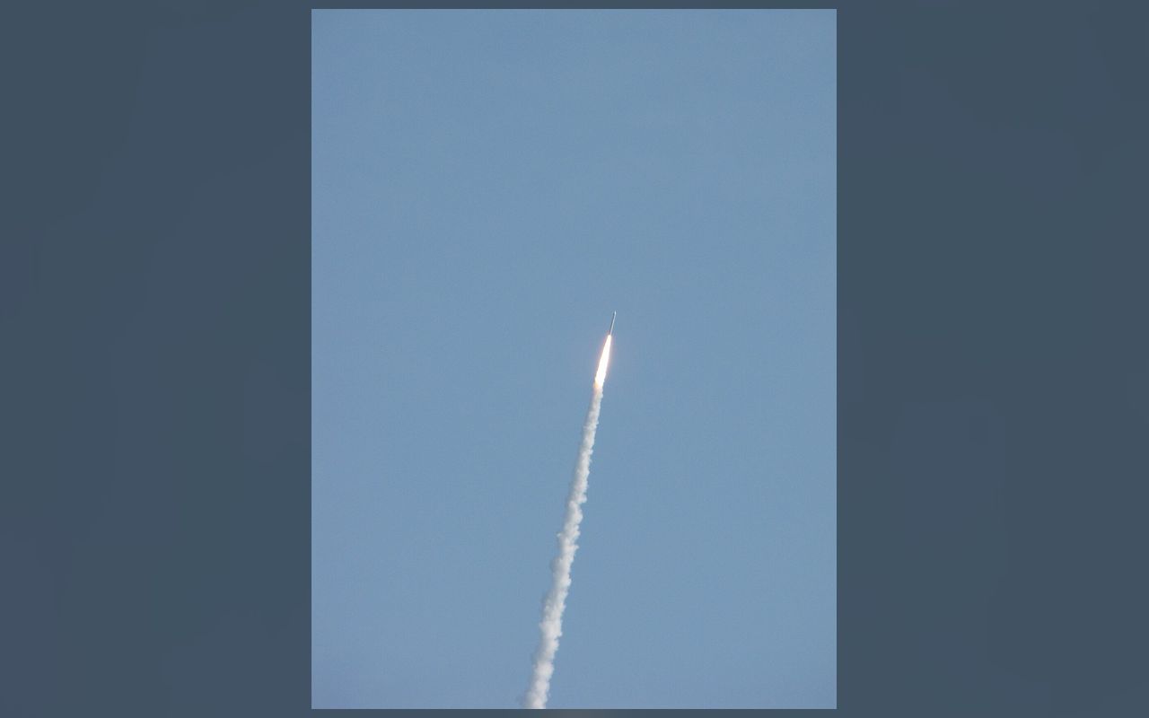 “凯洛斯”火箭升空后拖着白色尾焰爬升进蓝天