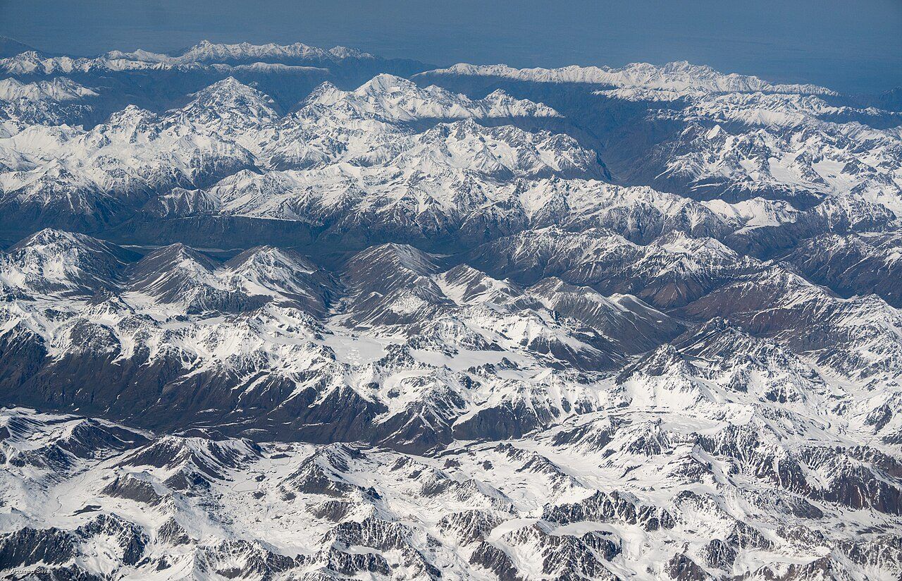 从空中俯瞰新疆天山山脉的雪覆山脊