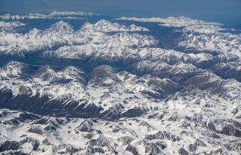 从空中俯瞰新疆天山山脉的雪覆山脊